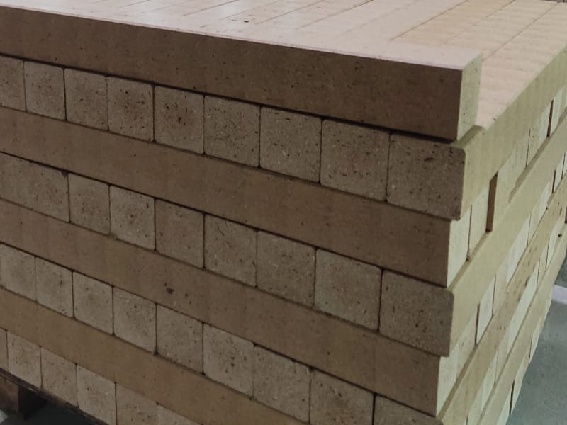 Главная Шашки (бобышки) для поддонов прессованные из опилок 100x100x1200